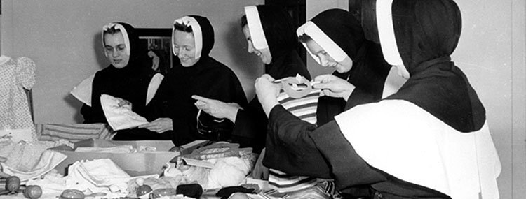 Hermanas clasificando ropa en Mount St. Vincent en la década de 1940