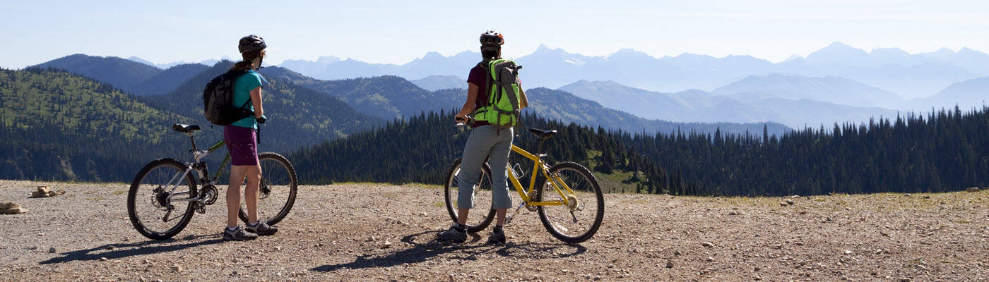 Pareja en bicicleta de montaña y disfrutando de la vista.