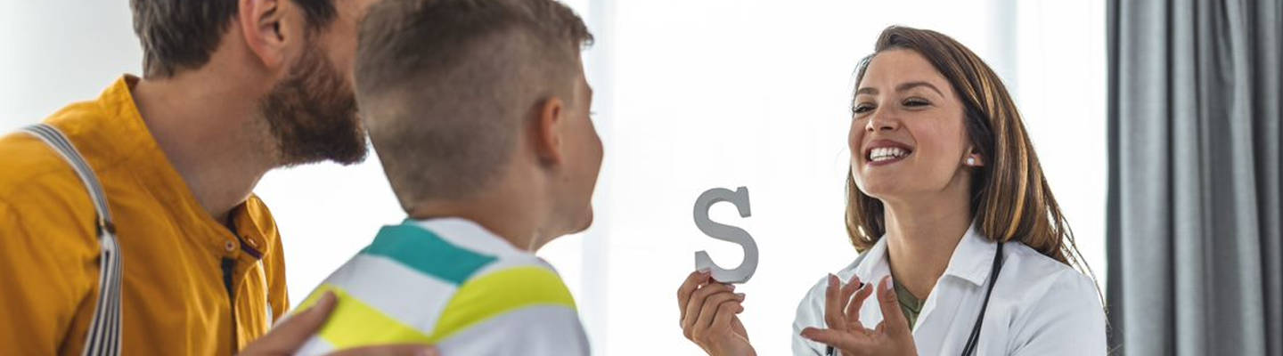 Terapeuta infantil y del habla trabajando en la letra S