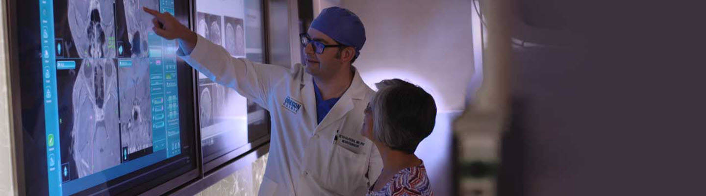 Dr. Oliveria con Paciente en Centro de Neurocirugía Funcional