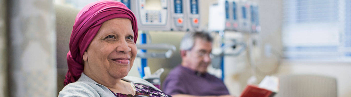Mujer con diadema en tratamiento de quimioterapia