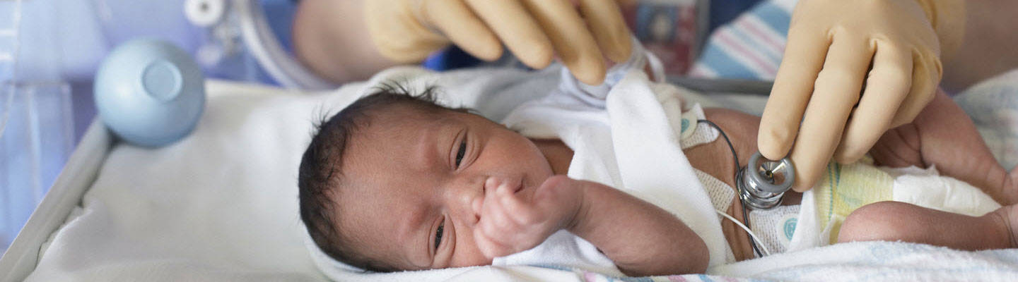 Un recién nacido siendo examinado en incubadora