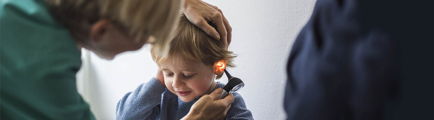 el doctor usa el otoscopio en un niño pequeño