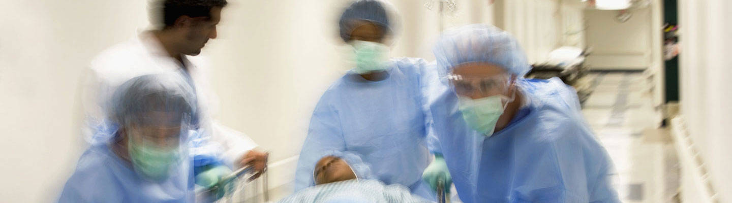 Equipo de proveedores empujando al paciente en camilla borrosa