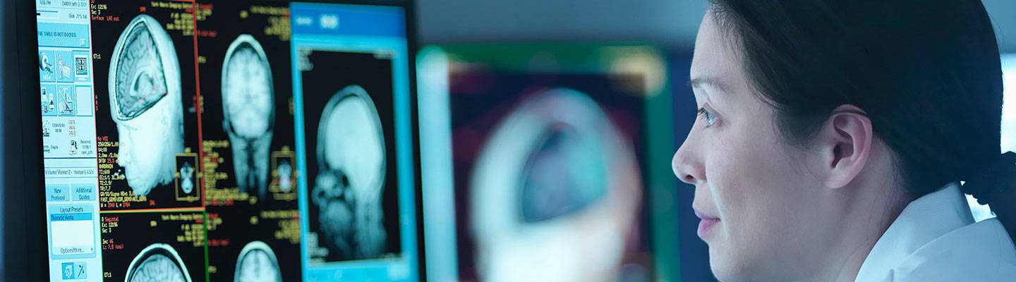 Un neurólogo revisa las imágenes del escáner cerebral de un paciente.