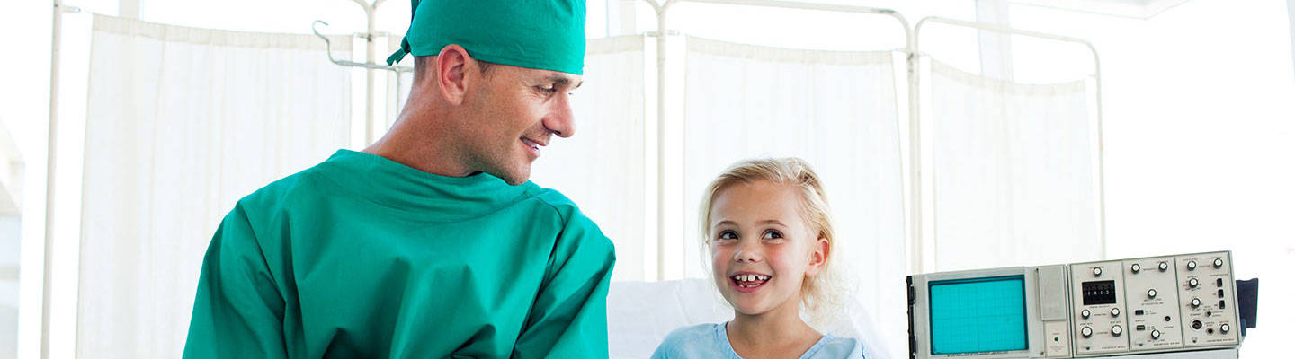 Un cirujano visita a una paciente joven.