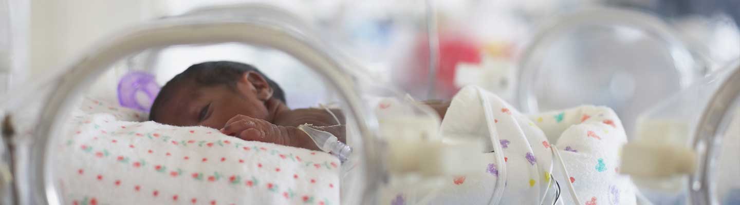 Bebé en incubadora en la UCIN