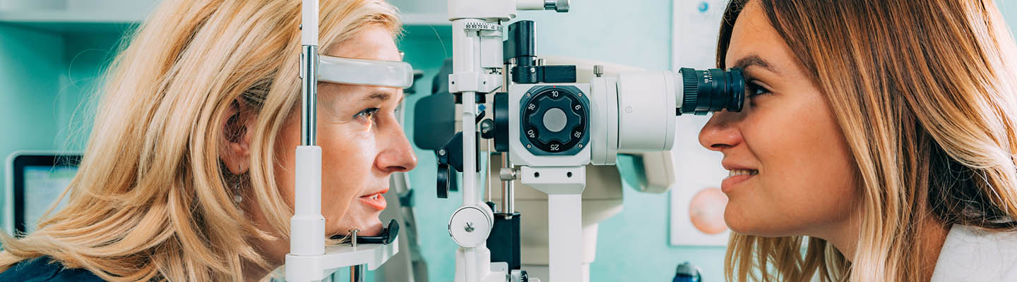 optometrista examinando los ojos del paciente