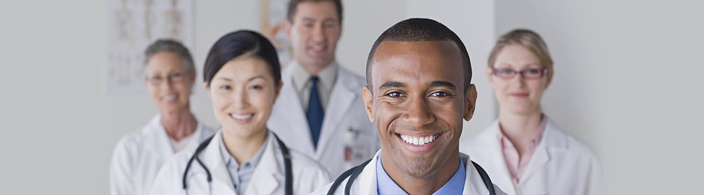 Un retrato de médicos sonrientes.