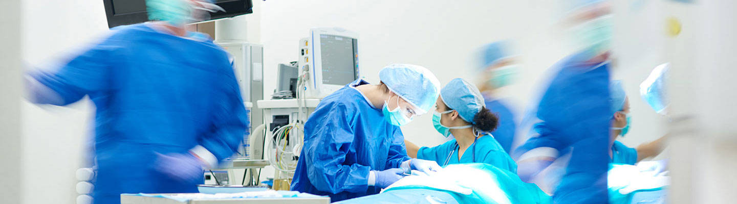 Equipo quirúrgico operando al paciente.