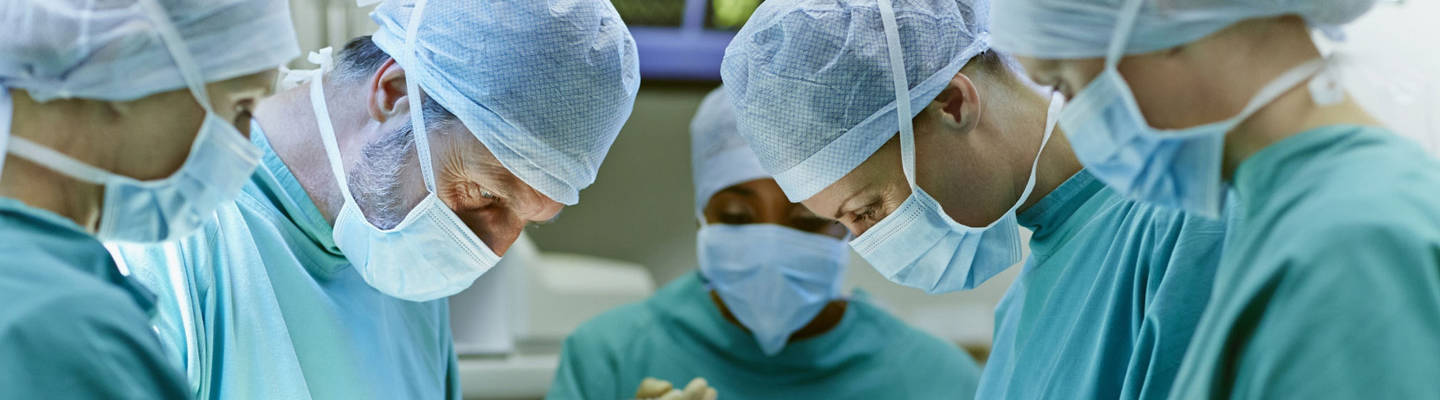 Equipo quirúrgico durante la cirugía