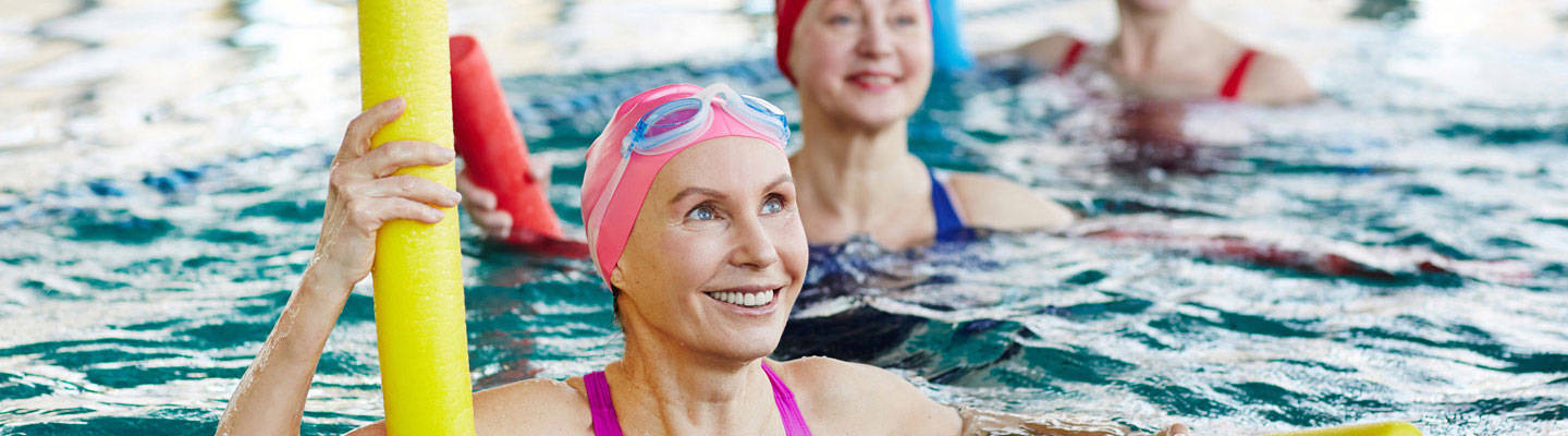 Mujeres en aeróbic acuático
