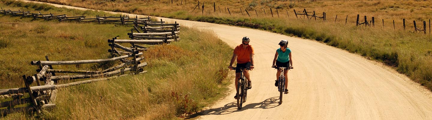 Par andar en bicicleta por camino de tierra en las montañas de Idaho
