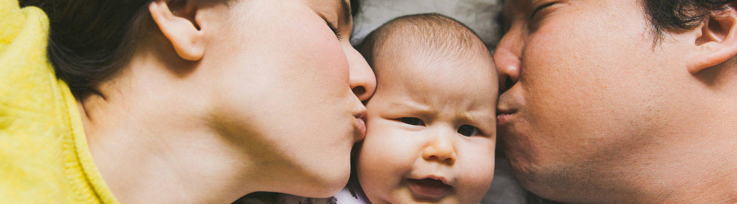 padres-besando-recien nacido