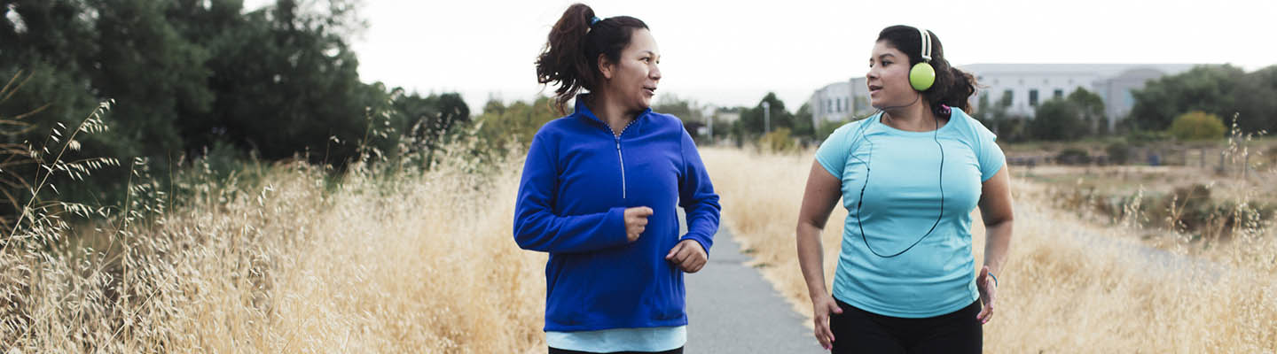 Dos mujeres corriendo en el campo de Petaluma