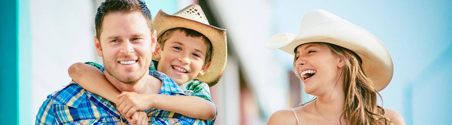 familia, llevando, sombreros vaqueros, en, carnaval