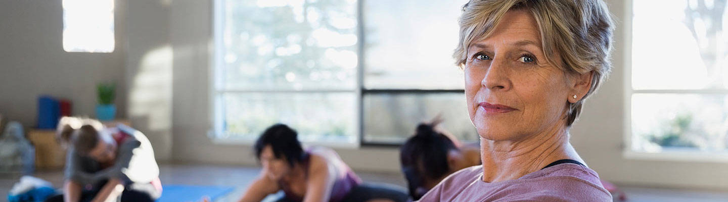 Primer plano de una mujer mayor durante la clase de yoga