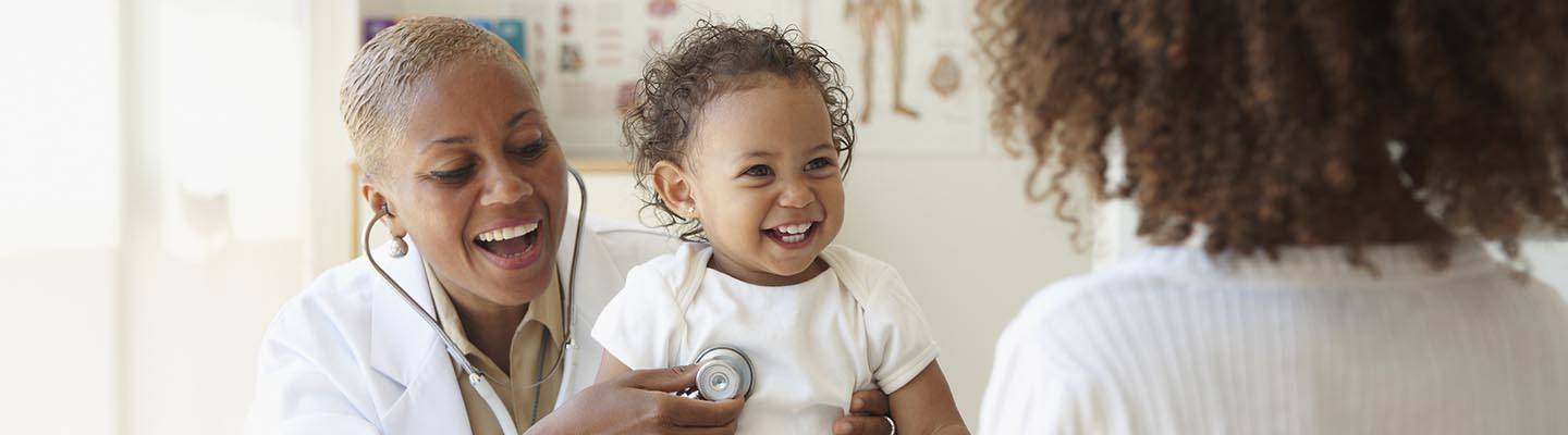 Médico de medicina familiar escucha los latidos del corazón de un niño pequeño