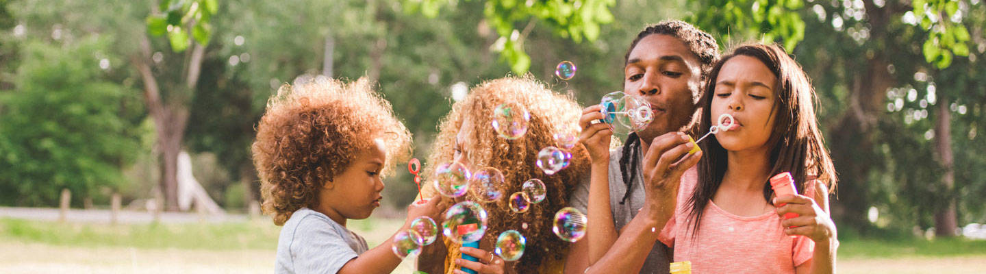 familia-en-el-parque-haciendo-burbujas