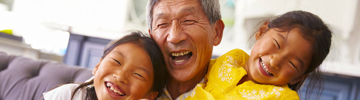 Hombre con dos niños pequeños sonriendo y riendo