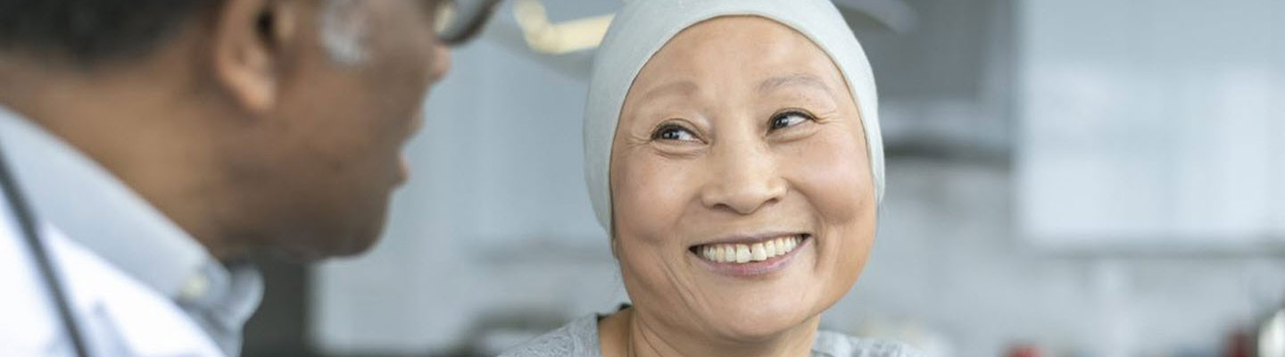 mujer asiática, con, cáncer, hablar, doctor