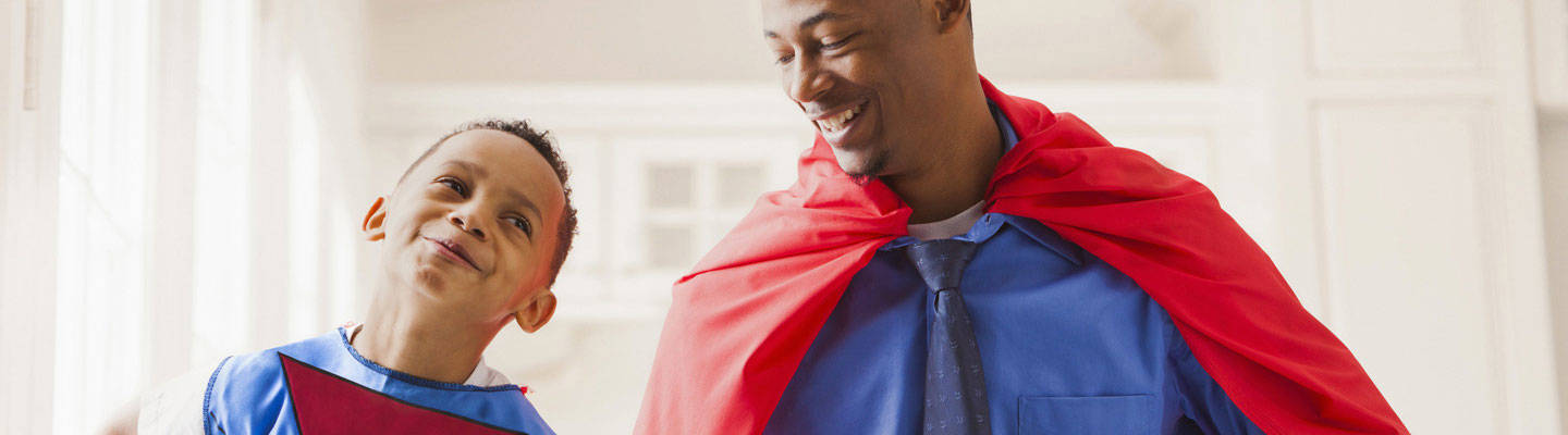 Niño y padre disfrazados de superhéroes