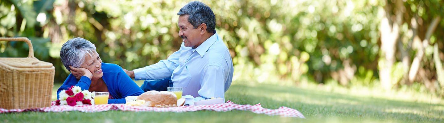 pareja mayor disfrutando de un picnic juntos al aire libre