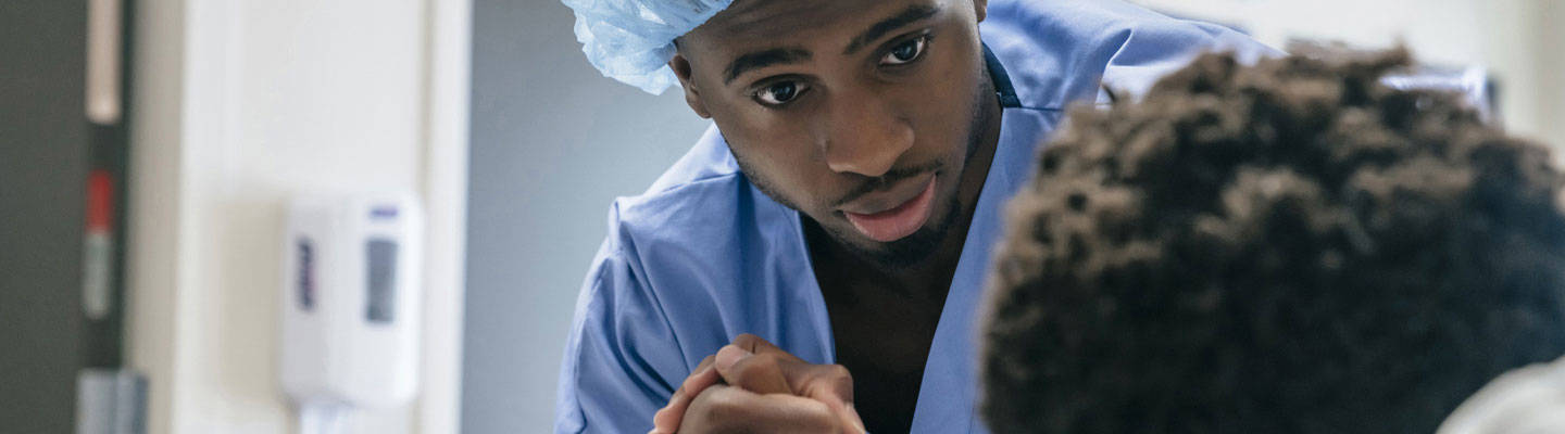 Consulta de cirugía masculina con un paciente