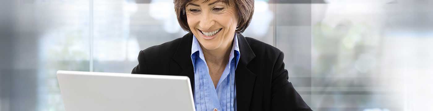mujer, con, computador portatil, sonriente